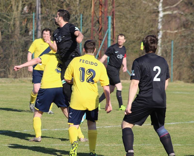 DOMA ZTRATILY Verneřice (v černém), které podlehly 0:1 Markvarticím.