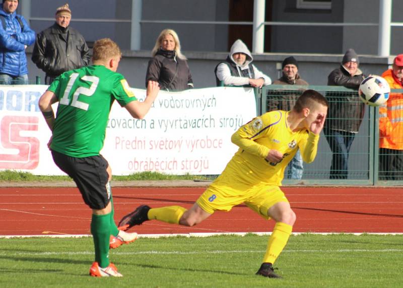 FOTBALISTÉ VARNSDORFU (ve žlutém dresu) přivítali doma Sokolov.