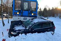 V Kytlicích se srazil vlak s autem uvíznutým na přejezdu.