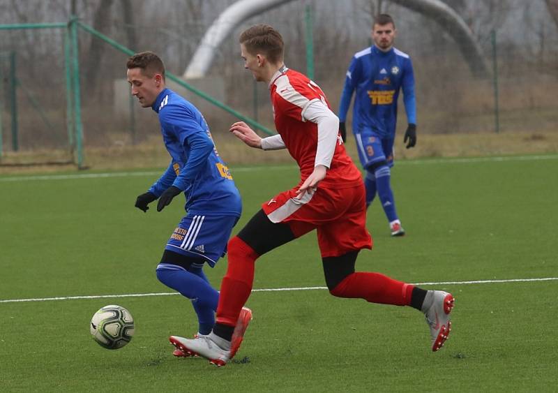 PRVNÍ VÝHRA V PŘÍPRAVĚ. Varnsdorf (v modrém) vyhrál v Brozanech 3:0.