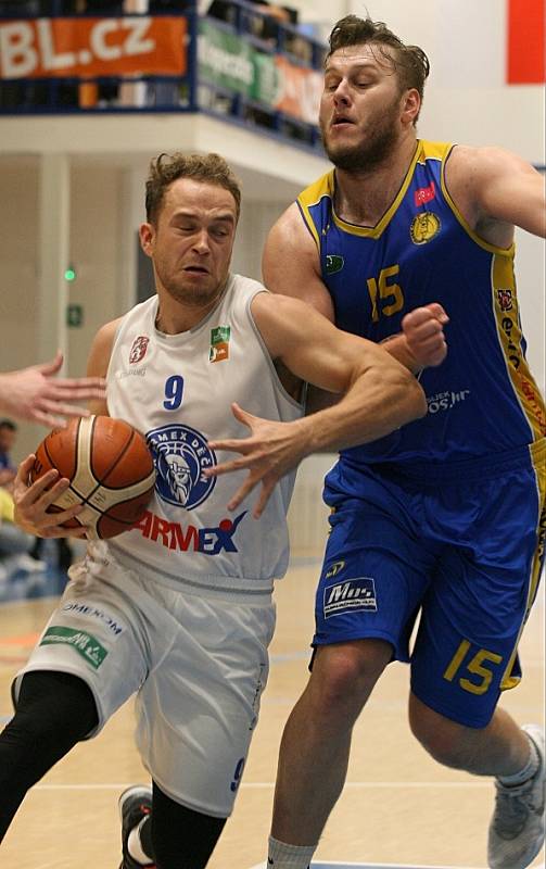 TŘETÍ VÝHRA. Basketbalisté Děčína doma porazili v rámci Alpe Adria Cupu chorvatský Osijek.