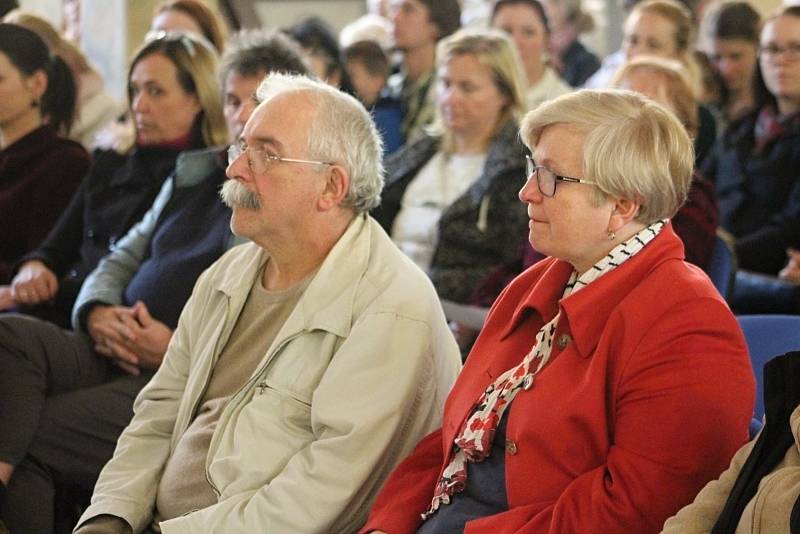 Benefiční koncert v děčínské synagoze, jehož výtěžek pomůže Miroslavu Červenkovi financovat biologickou léčbu rakoviny.