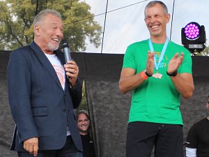 Karel Gott předal ceny vítězům triatlonu v Jiříkově.
