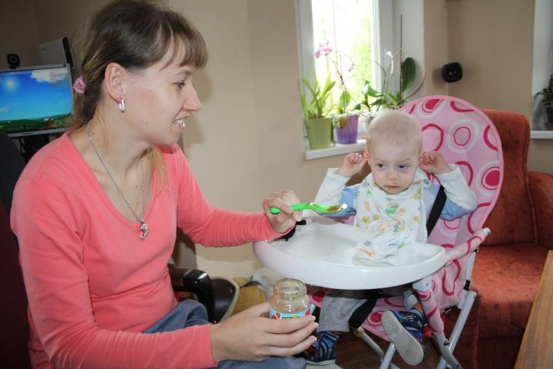 BOJOVNÍK. Dvouletý Tomášek si doma hraje se svou stejně starou sestřičkou Veronikou.Jsou dvojčata.