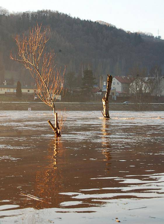 Labe v Děčíně překročilo v neděli sedm metrů