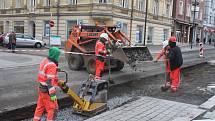 Dělníci opravují poškozenou část revitalizovaných Podmokel.