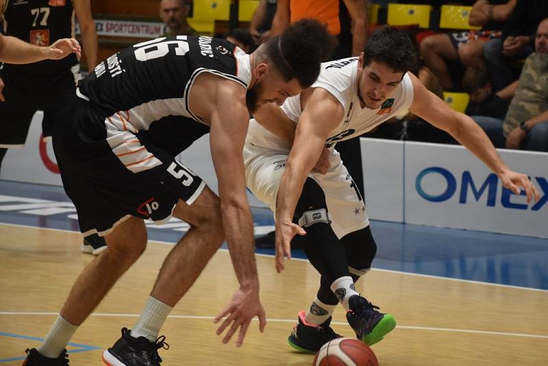 Děčínští basketbalisté (bílé dresy) doma podlehli Hradci Králové 68:82.