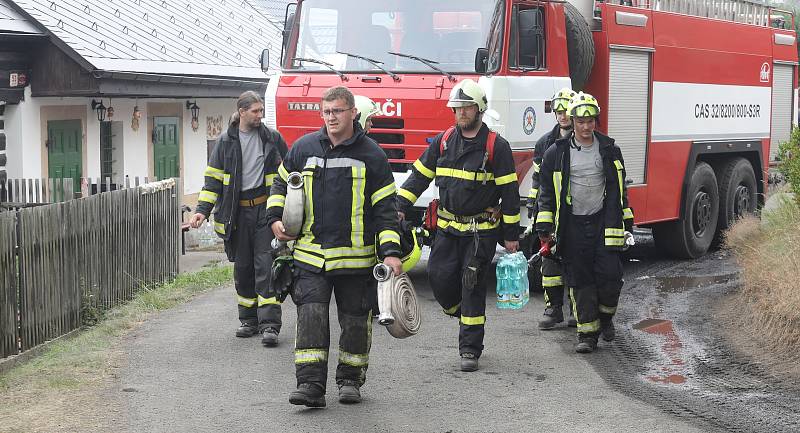 Hasiči bojují s požárem v Českém Švýcarsku. Středa 27. července.
