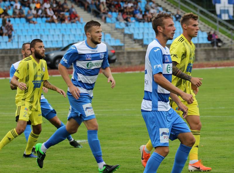 SELHÁNÍ. Fotbalisté Varnsdorfu (ve žlutém) nezvládli derby, doma nestačili na Ústí nad Labem.
