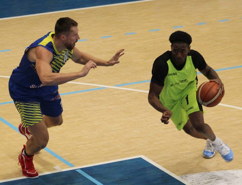 PŘÍPRAVA. Basketbalisté Děčína (žlutá) doma přivítali Ústí nad Labem.