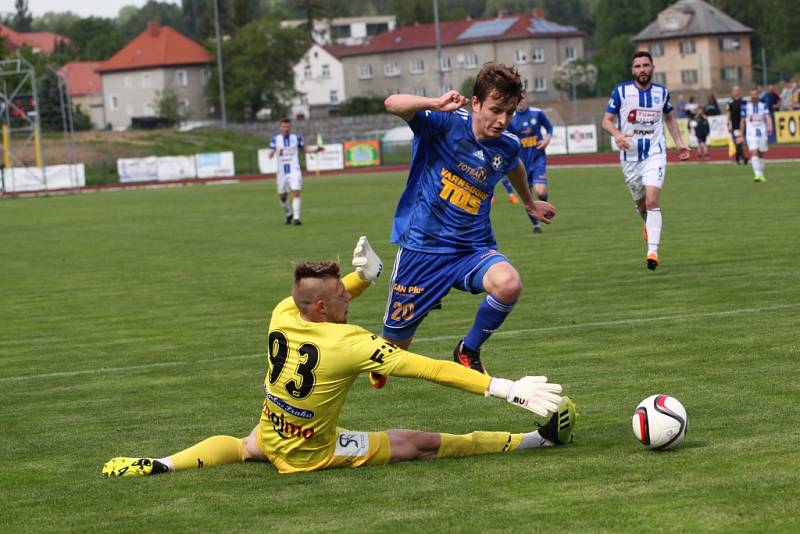 DRTIVÉ VÍTĚZSTVÍ. Varnsdorf (v modrém) doma porazil Znojmo 7:1.