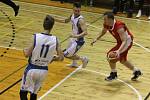 DERBY. Basketbalisté Varnsdorfu (v bílém) doma porazili Děčín.