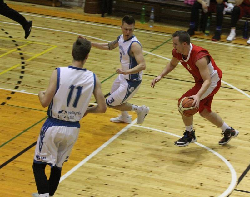 DERBY. Basketbalisté Varnsdorfu (v bílém) doma porazili Děčín.