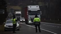 Policie kontroluje dodržování zákazu pohybu mezi Děčínem a Ústím nad Labem v Povrlech.