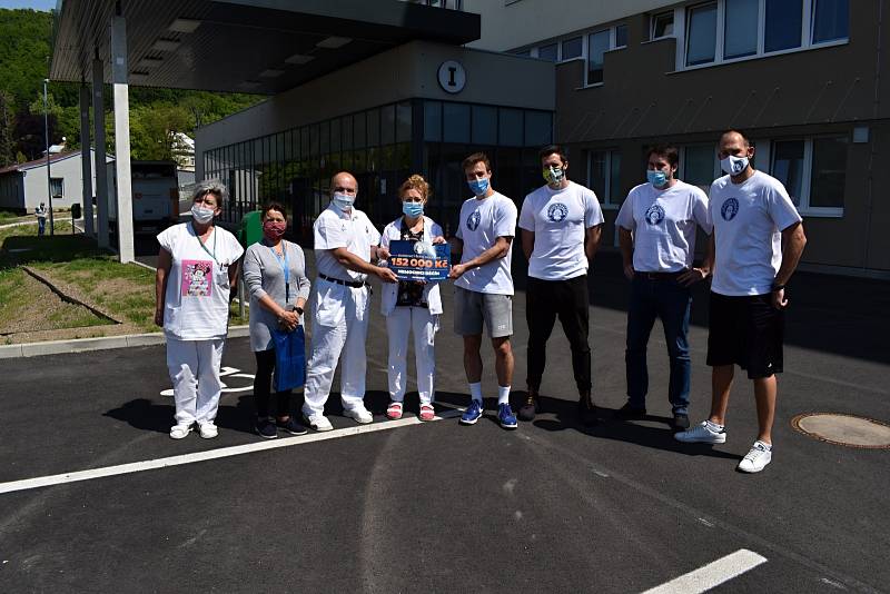 Děčínští basketbalisté předali nemocnici symbolický šek na 152 tisíc korun.