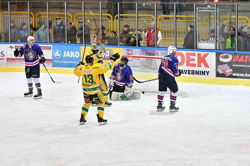 DEBAKL. Děčínští hokejisté prohráli na ledě Dvora Králové vysoko 3:10.