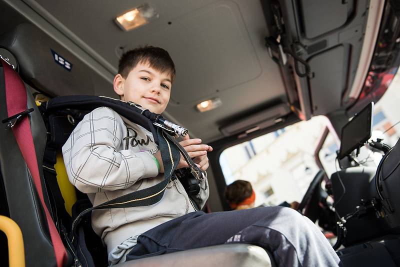 NOVÉ AUTO si benešovští dobrovolní hasiči převzali v sobotu na náměstí.