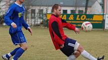 Fotbalisté Jiskry Modrá (v červeném) prohráli 0:5 v Neštěmicích.