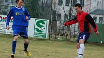 Fotbalisté Jiskry Modrá (v červeném) prohráli 0:5 v Neštěmicích.