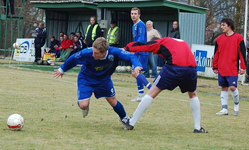 Fotbalisté Jiskry Modrá (v červeném) prohráli 0:5 v Neštěmicích.