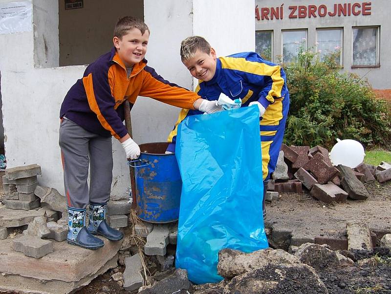 Do postižených oblastí vyjeli dobrovolníci, pomáhají lidem odstraňovat následky povodně.