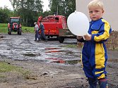 Do postižených oblastí vyjeli dobrovolníci, pomáhají lidem odstraňovat následky povodně.