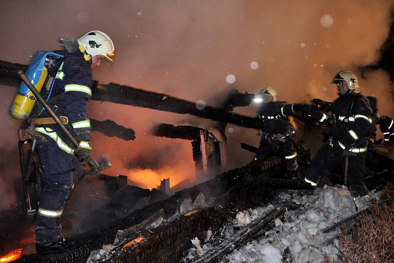 V Doubici hořela nízká budova.