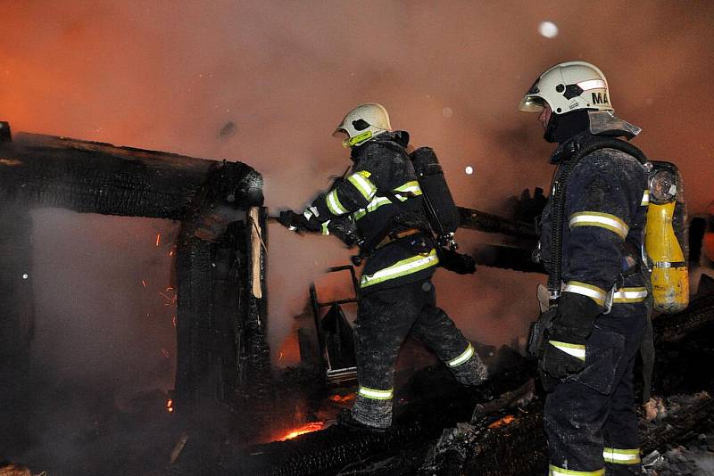 V Doubici hořela nízká budova.