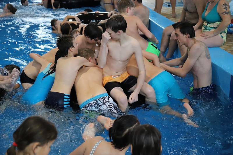 Hasiči si dali sraz v rumburském bazénu.