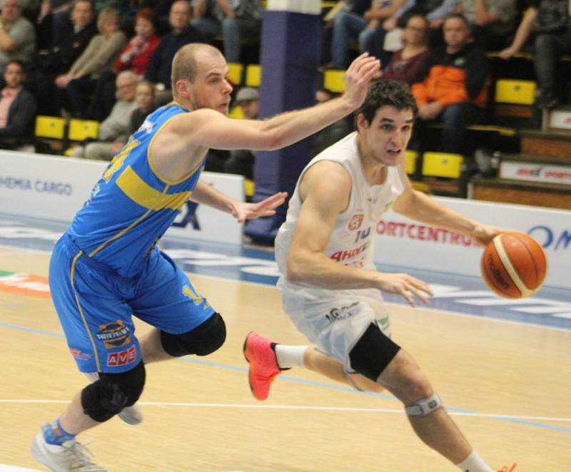 BYL TO BOJ. Děčínští basketbalisté přivítali Jindřichův Hradec.