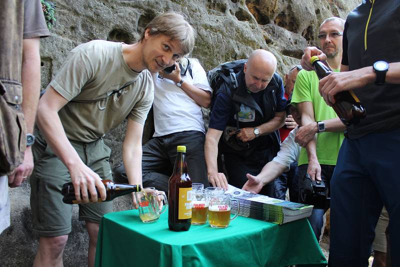 Vášniví turisté zahájili sezonu několikakilometrovým výletem.