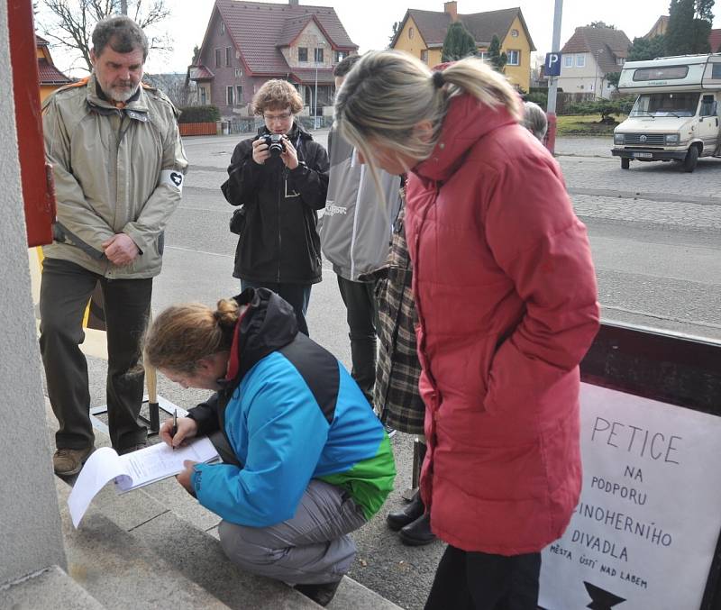 JSME S VÁMI. Malý happening se konal ve Varnsdorfu. Lidé přišli podpořit ústecký Činoherní klub, jemuž hrozí zánik.