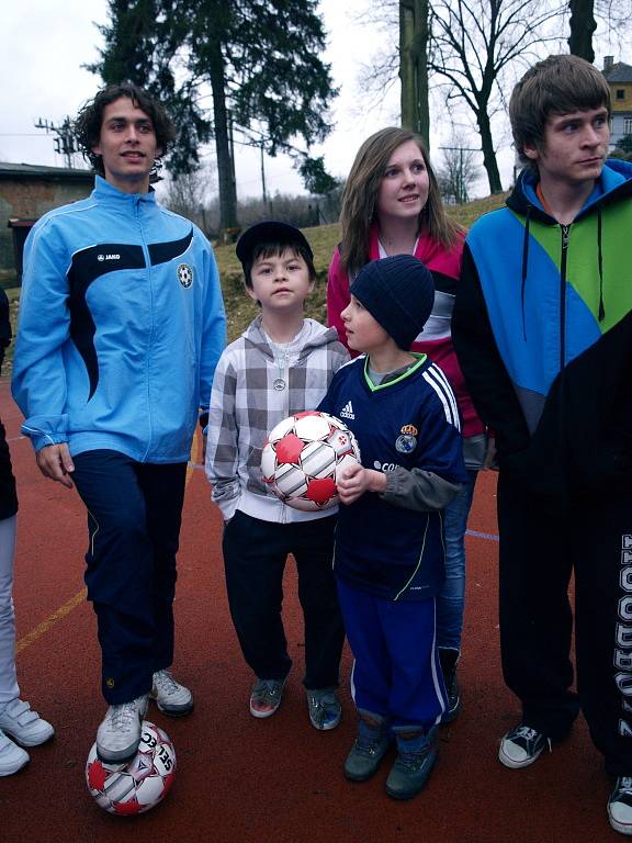 UDĚLALI RADOST. FK Varnsdorf navštívil Dětský domov v Krásné Lípě.