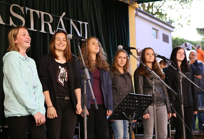 Zahradní slavnost uspořádala děčínská Základní škola Na Stráni.