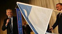 Prezident Miloš Zeman dekoroval prezidentskou stuhou městskou vlajku ve Varnsdorfu.