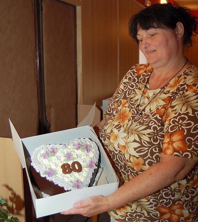 Pro Květu Fialovou byl přichystán i dort k jejím osmdesátinám, které oslaví v září.