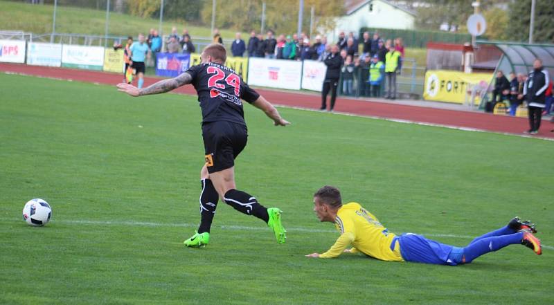 PRVNÍ VÍTĚZSTVÍ! Varnsdorf (ve žlutém) doma porazil Frýdek-Místek 1:0.