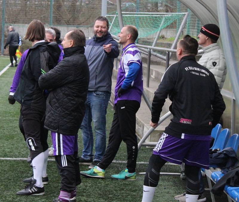 Pelikáni (fialové dresy) porazili gardu Ústí nad Labem 8:2.