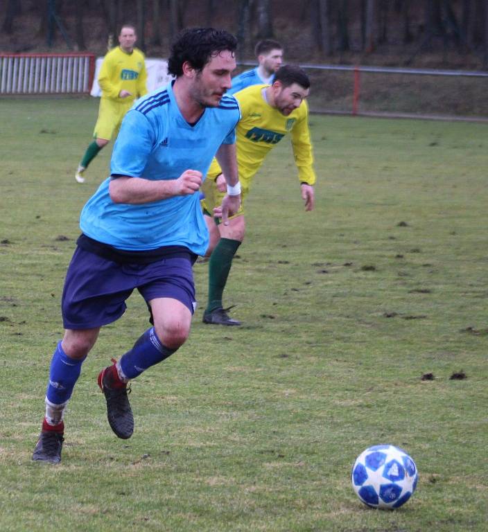 DOBRÝ START. Fotbalisté Modré (modré dresy) doma udolali Žatec 3:2.