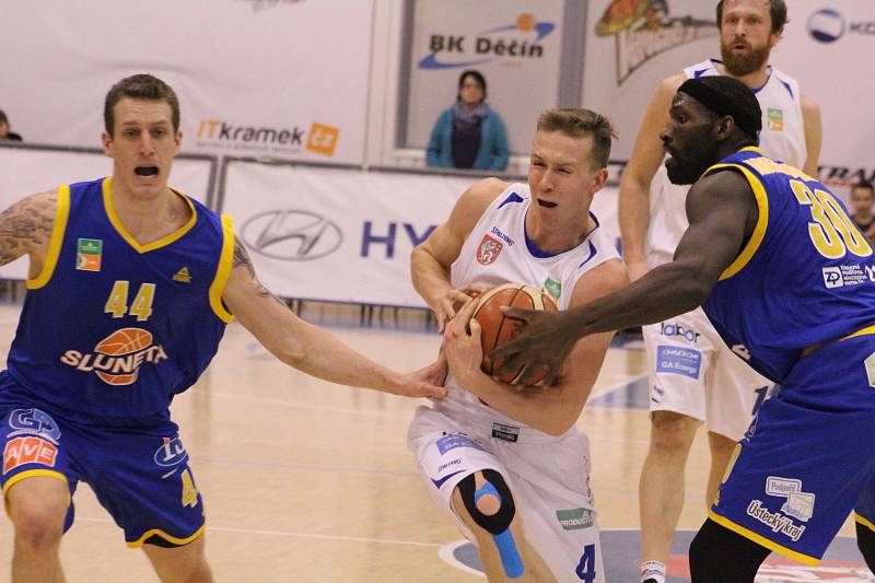 DERBY. Děčínští basketbalisté přivítali Ústí nad Labem.