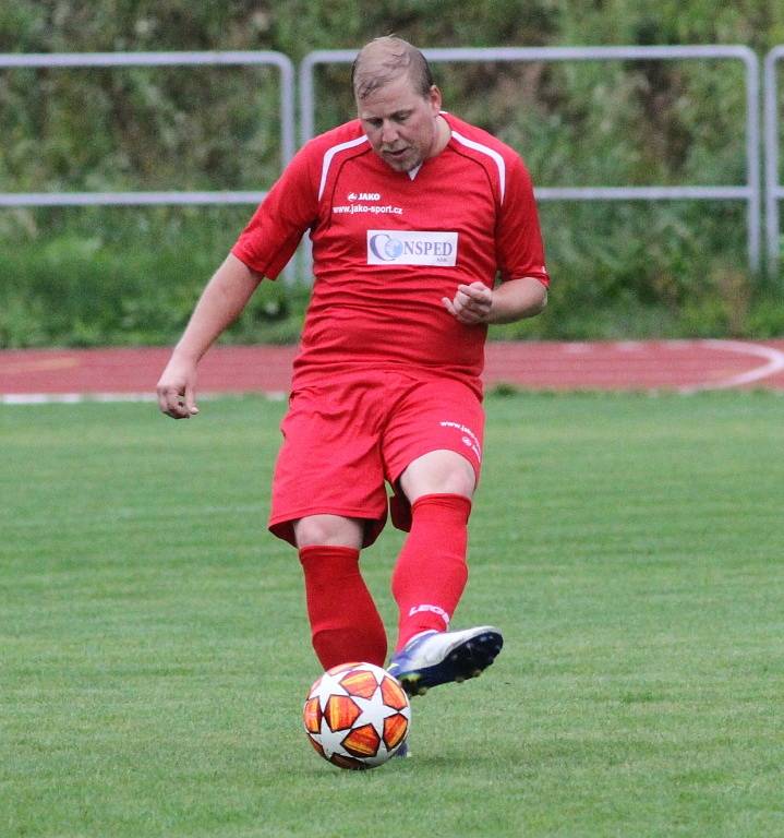 Rumburk (červené dresy) doma prohrál s Dobroměřicemi 1:2.