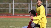 JASNÁ ZÁLEŽITOST. Fotbalisté Rumburka (ve žlutém) porazili doma Bohušovice 7:0.