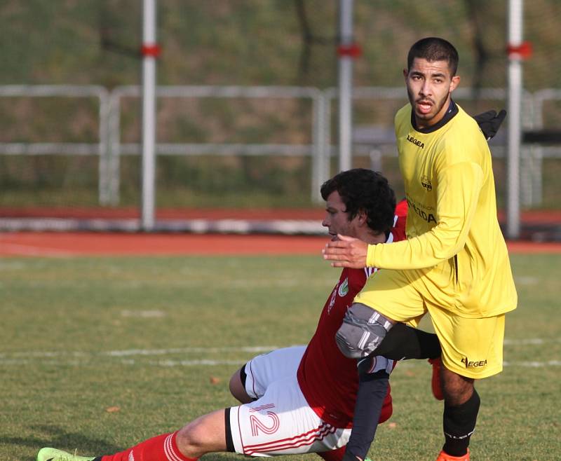 JASNÁ ZÁLEŽITOST. Fotbalisté Rumburka (ve žlutém) porazili doma Bohušovice 7:0.