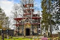 V Dolním Podluží očistili věž i střechu hrobky Brassových.