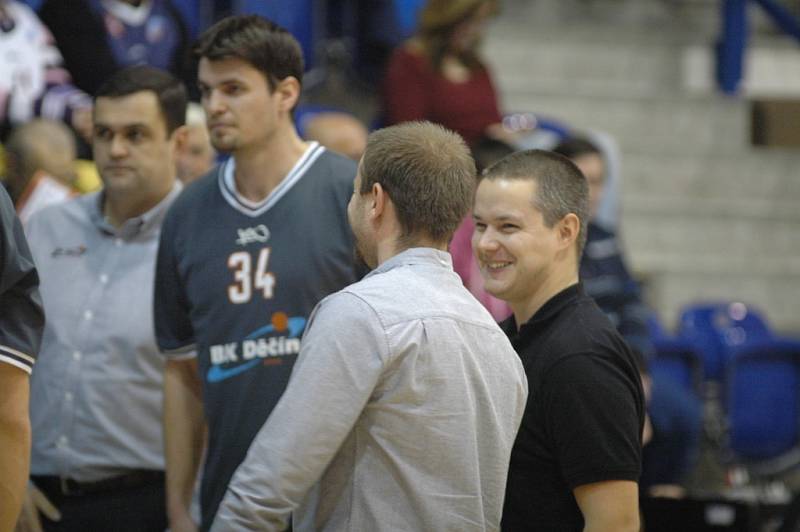 PARÁDA! Děčínští basketbalisté (v bílém) porazili v posledním letošním utkání pražský USK.