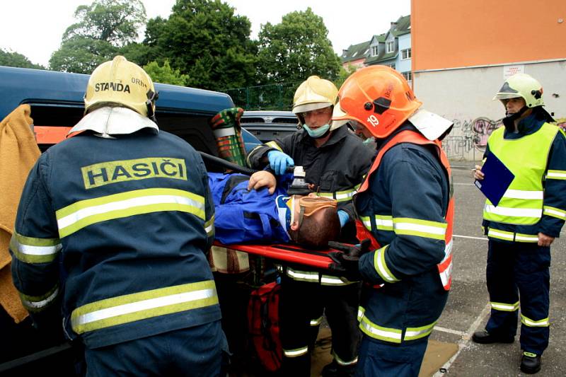 Hasiči v Děčíně trénovali vyprošťování zraněných z aut 