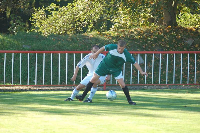 JISKRA MODRÁ (v bílém) doma přejela ve šlágru Sokol Milešov 5:0.