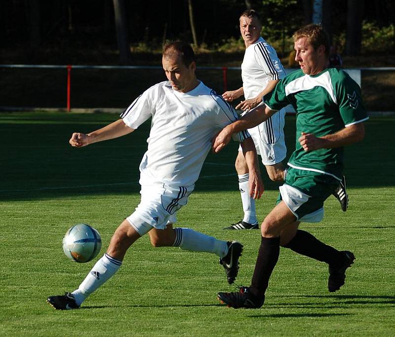 JISKRA MODRÁ (v bílém) doma přejela ve šlágru Sokol Milešov 5:0.