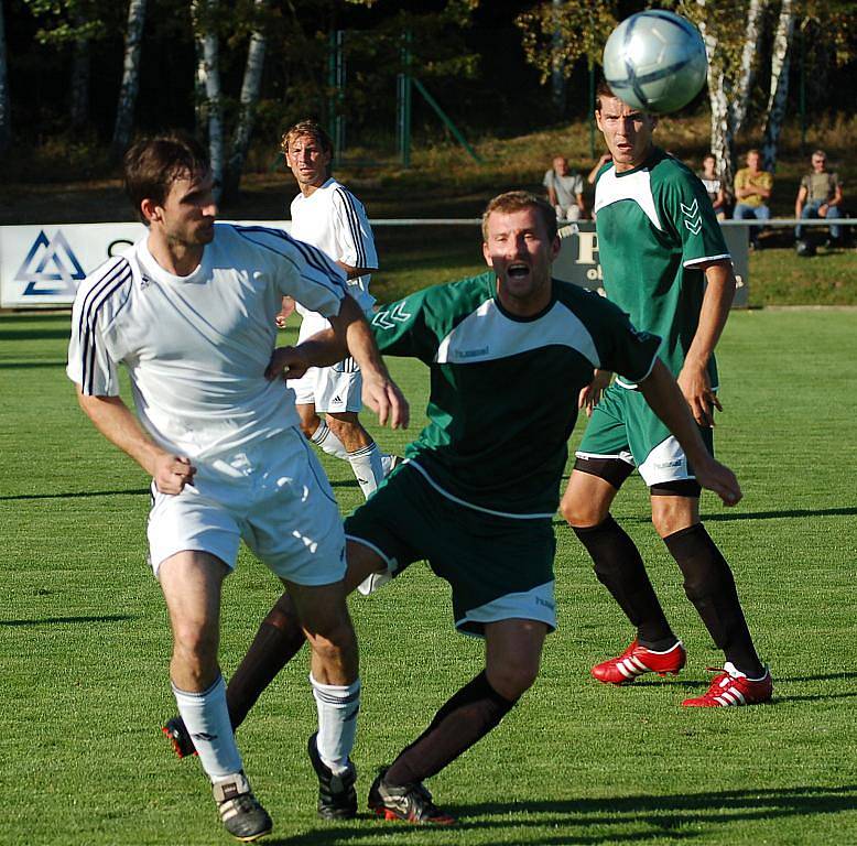 JISKRA MODRÁ (v bílém) doma přejela ve šlágru Sokol Milešov 5:0.