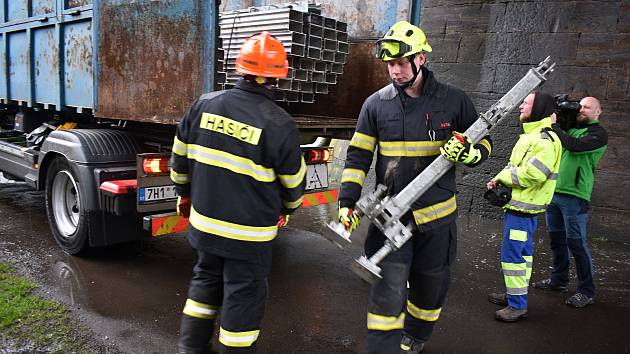 V Děčíně pod Tyršovým mostem vztyčili dobrovolní hasiči protipovodňovou stěnu.